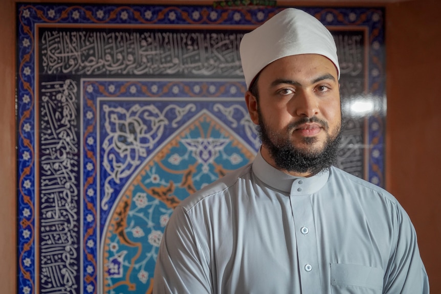 a man wearing traditional islamic white clothing