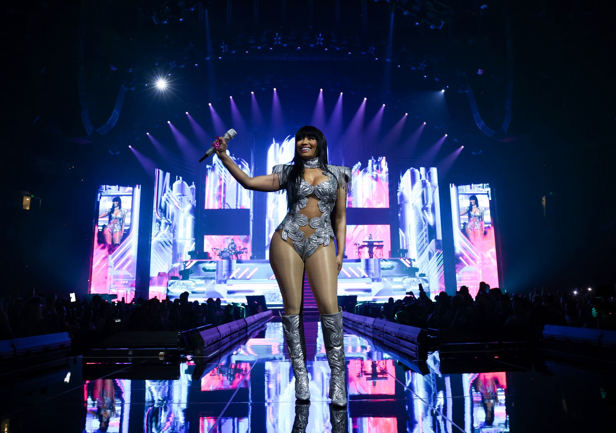 Nicki Minaj got to finally come to the UK after having some trouble with the coppers in Amsterdam