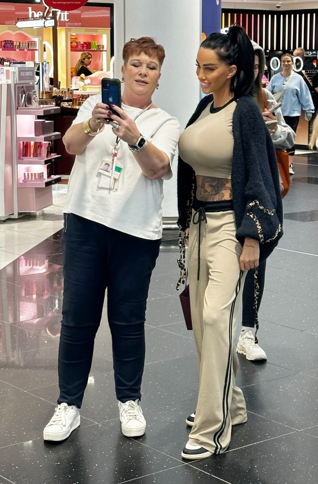 Katie happily stopped for selfies with fans