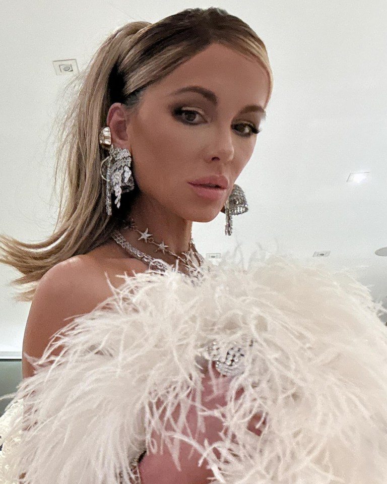 Kate Beckinsale in a white feather boa.