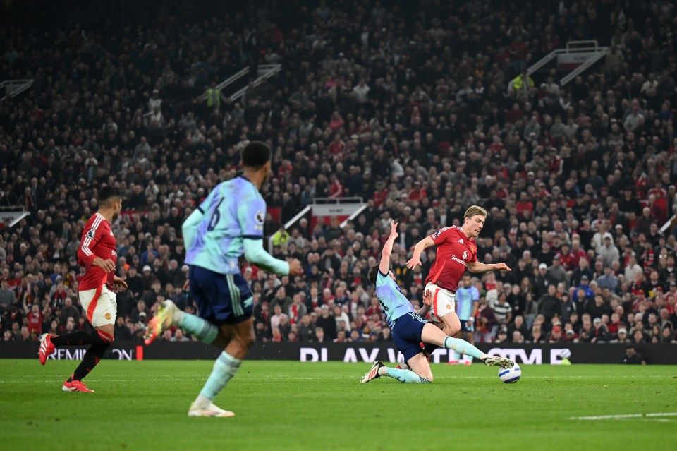 Declan Rice of Arsenal tackling Rasmus Hojlund of Manchester United during a Premier League match.