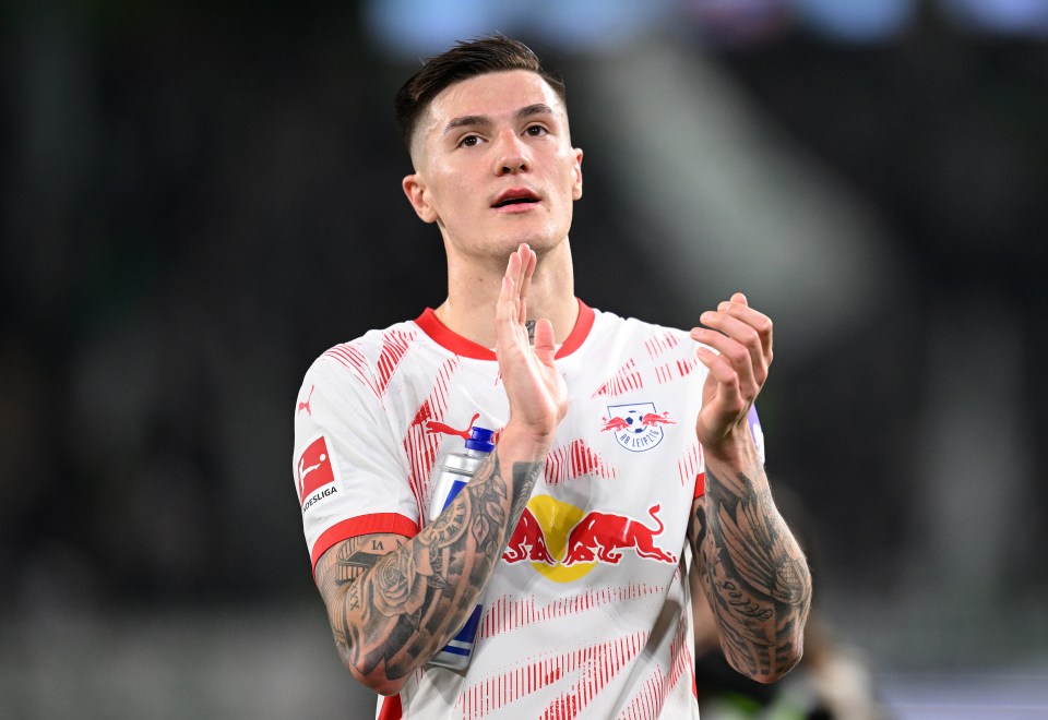 Benjamin Sesko of RB Leipzig applauding fans.