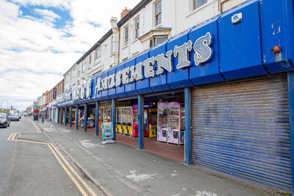 a blue building with the word amusements on it