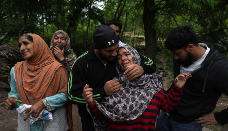 epa12082991 Kashmiri villagers wail outside their house damaged after cross-border shelling from Pakistan, at Salamabad village in Uri, north of Srinagar, the summer capital of Indian Kashmir, 08 May 2025. According to the Indian Army, at least 13 civilians died and 43 others were injured in the Pakistani cross-border shelling and arbitrary firing across the Line of Control and International Border in the Uri, Poonch, and Tangdhar sectors. EPA-EFE/FAROOQ KHAN