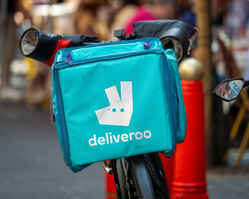 Deliveroo delivery bag on a bicycle.