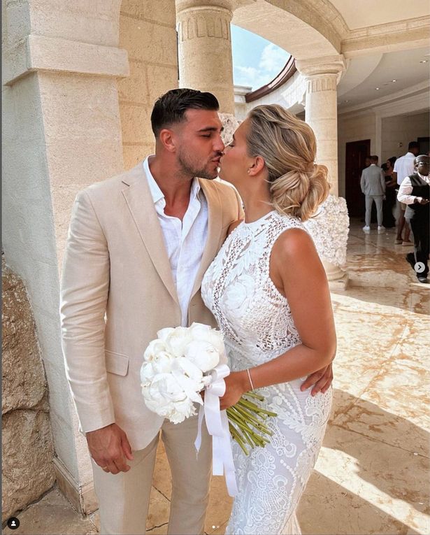 Molly Mae and Tommy Fury kissing