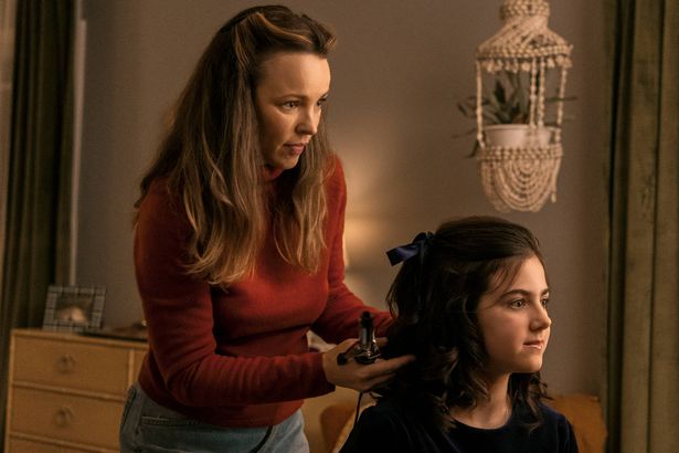 Rachel McAdams as Barbara Simon and Abby Ryder Fortson as Margaret Simon in Are You There God? It’s Me, Margaret