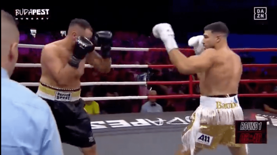 Screenshot of two boxers in a boxing match.