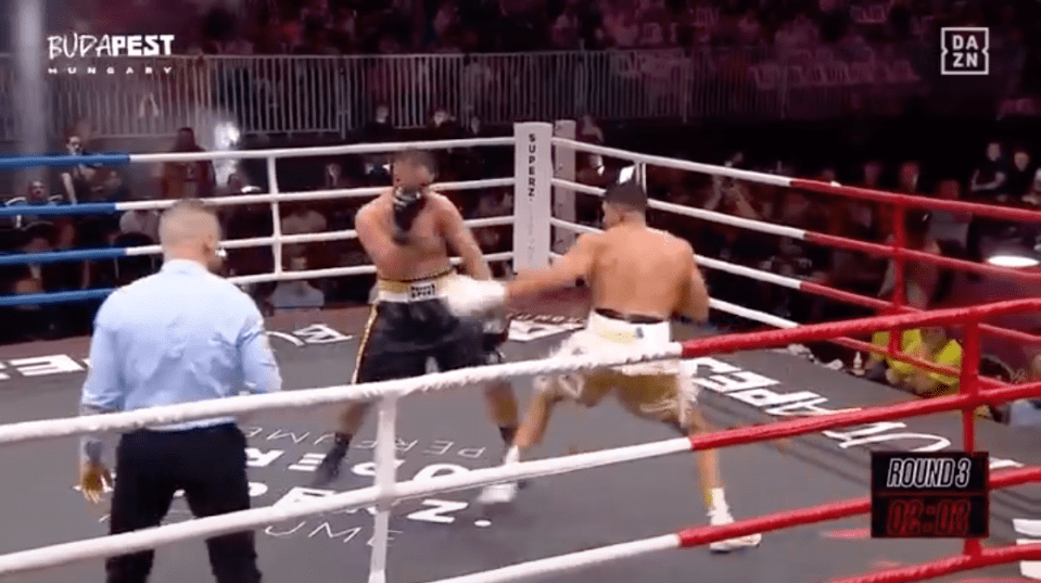 Screenshot of two boxers fighting in a boxing ring.