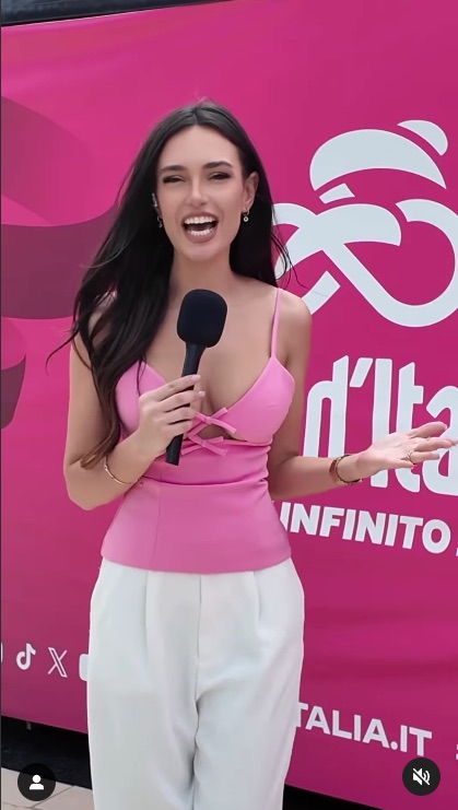 Eva Murati holding a microphone.