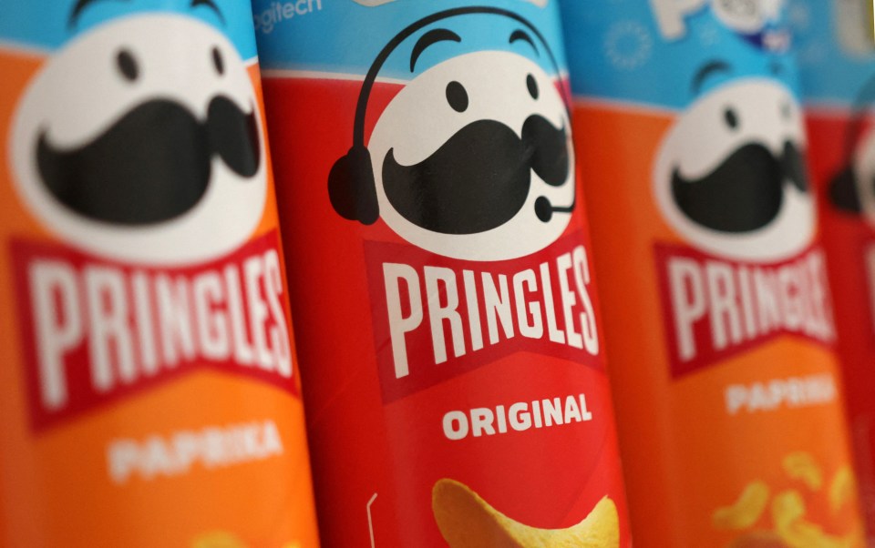 Illustration of Pringles cans.