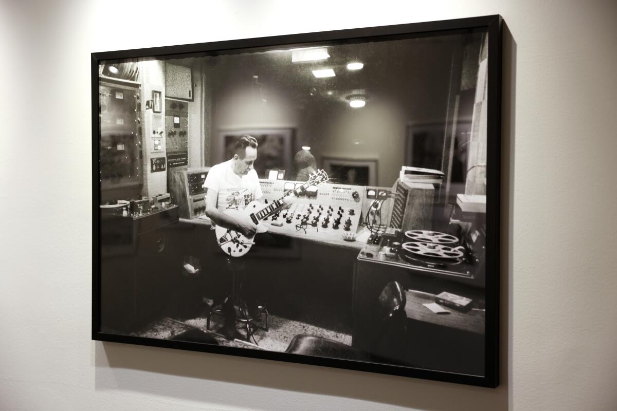Photo of Les Paul in studio