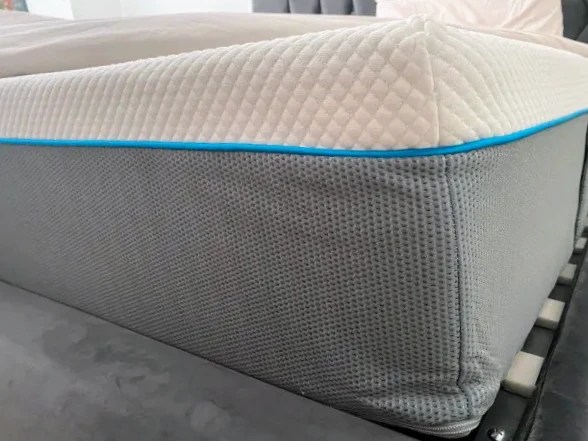 Close-up of Simba Hybrid Pro mattress edge.