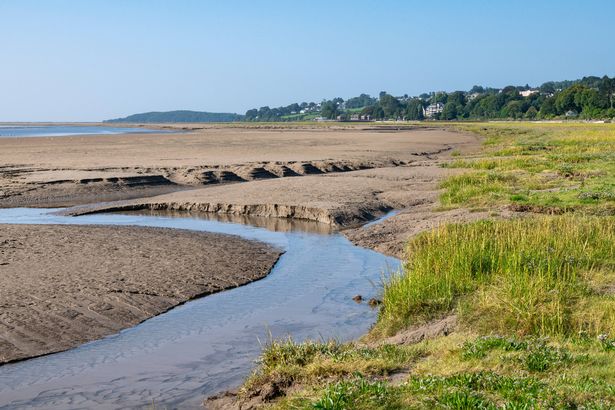A town on the edge of Morecambe Bay south of the Lake District. Known for its wide expanse of sands and mudflats.
