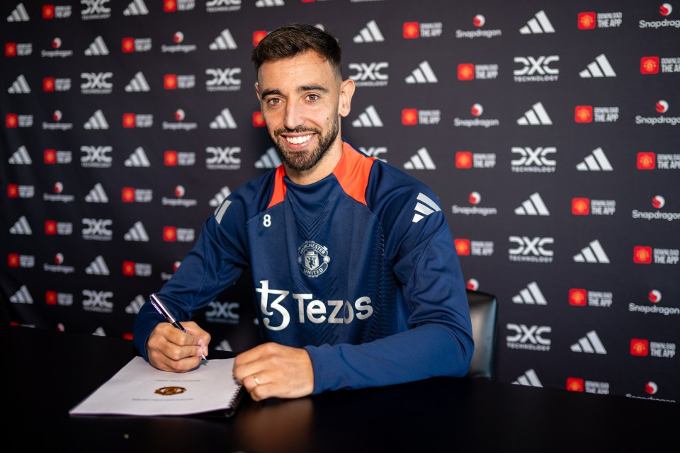 Bruno Fernandes signing a Manchester United contract.