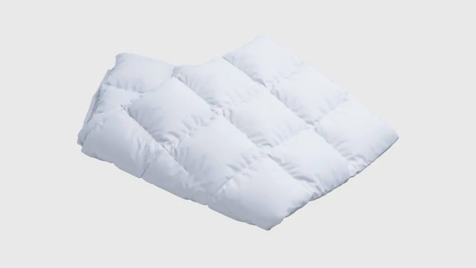 White four-season duvet.