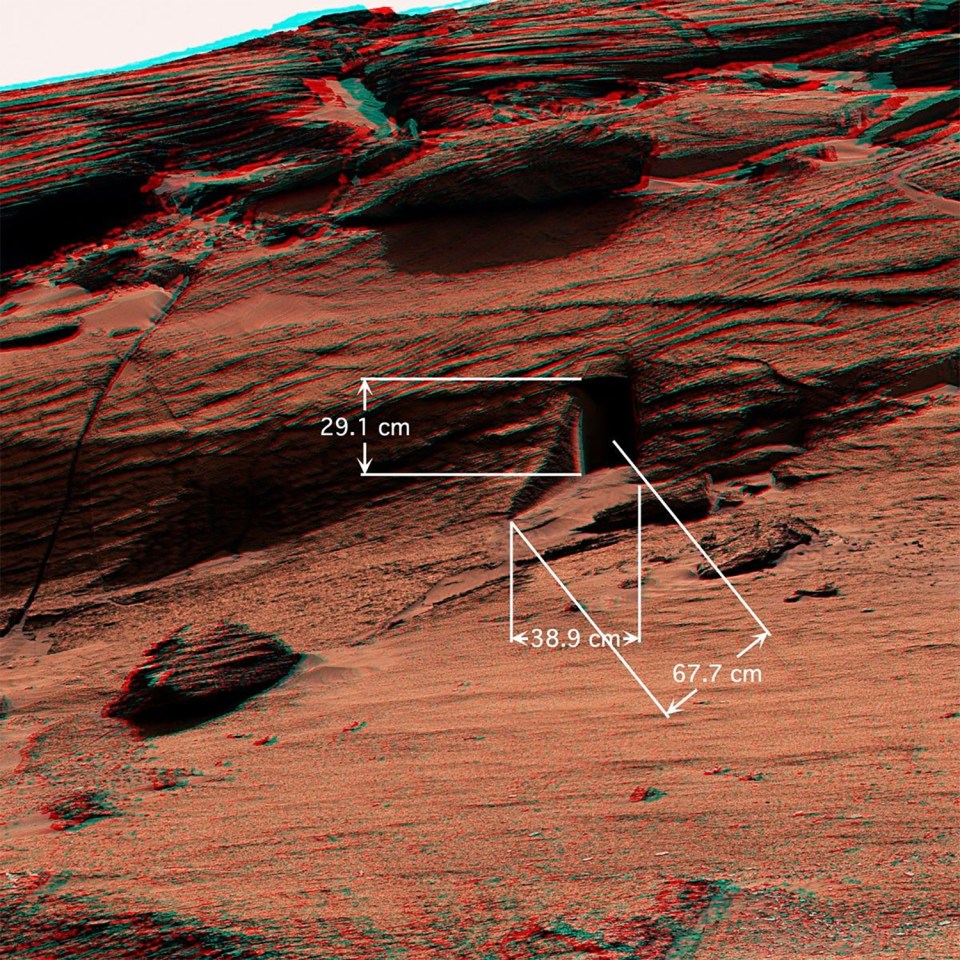 Mars image showing a doorway-shaped rock formation with dimensions.