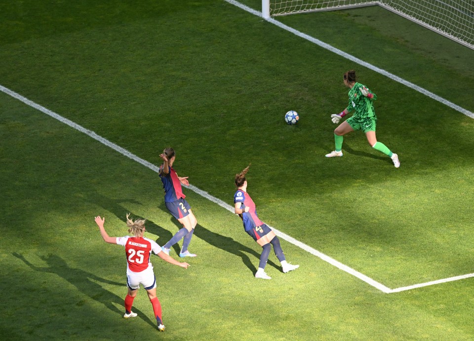 Arsenal's Stina Blackstenius scoring a goal.