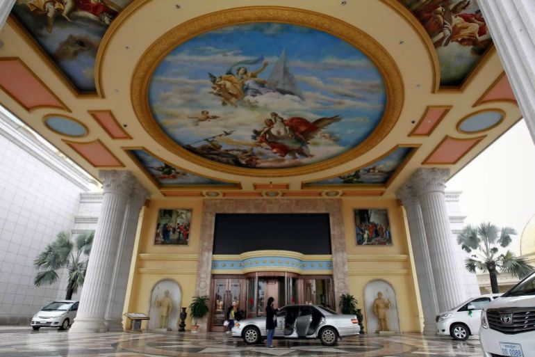 Vehicles stop at the the entrance to the Kings Romans casino, part of the Golden Triangle Special Economic Zone run by Chinese company Jin Mu Mian, in Laos along the Mekong river opposite Sop Ruak in the Golden Triangle region bordering Thailand, Laos and Myanmar January 14, 2012. The murder of 13 Chinese sailors last October on the Mekong was the deadliest attack on Chinese nationals overseas in modern times and highlights the growing presence of China in the Golden Triangle, the opium-growing region straddling Myanmar, Laos and Thailand. Picture taken January 14, 2012. To match Special Report MEKONG-CHINA/MURDERS REUTERS/Sukree Sukplang (LAOS - Tags: CIVIL UNREST TRAVEL BUSINESS POLITICS)