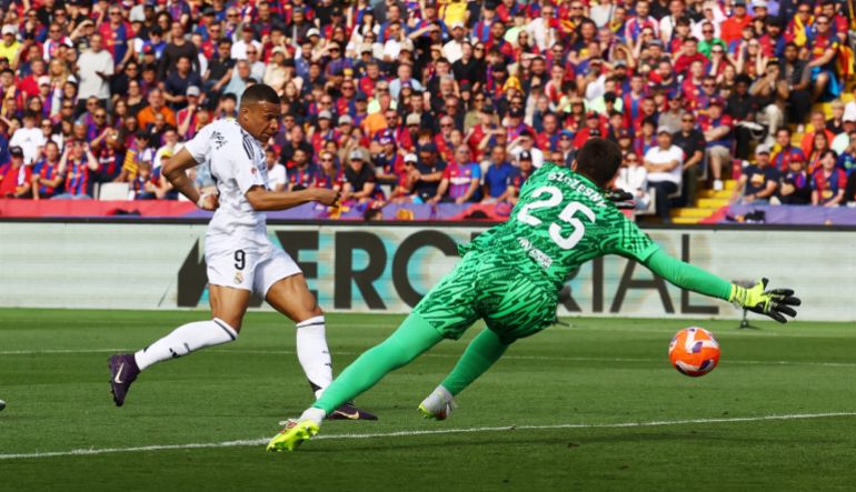 Soccer Football - LaLiga - FC Barcelona v Real Madrid - Estadi Olimpic Lluis Companys, Barcelona, Spain - May 11, 2025 Real Madrid's Kylian Mbappe scores their third goal to complete his hat-trick REUTERS/Albert Gea