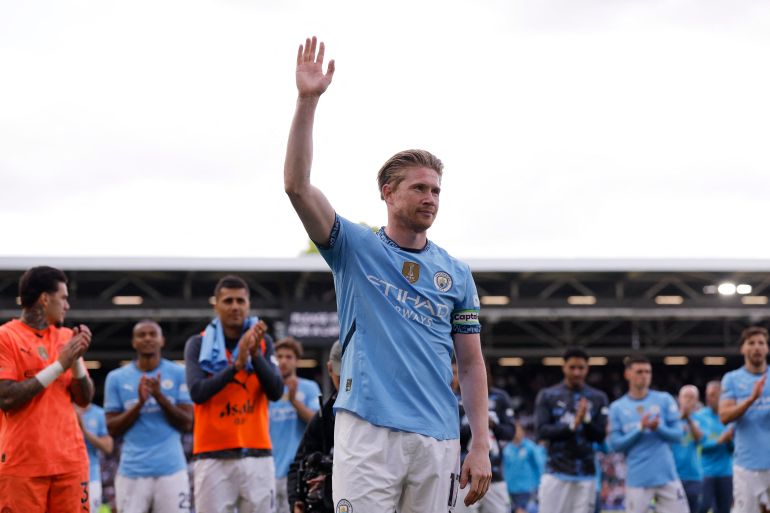 Soccer Football - Premier League - Fulham v Manchester City - Craven Cottage, London, Britain - May 25, 2025 Manchester City's Kevin De Bruyne celebrates after playing his last Premier League match for Manchester City Action Images via Reuters/Andrew Couldridge EDITORIAL USE ONLY. NO USE WITH UNAUTHORIZED AUDIO, VIDEO, DATA, FIXTURE LISTS, CLUB/LEAGUE LOGOS OR 'LIVE' SERVICES. ONLINE IN-MATCH USE LIMITED TO 120 IMAGES, NO VIDEO EMULATION. NO USE IN BETTING, GAMES OR SINGLE CLUB/LEAGUE/PLAYER PUBLICATIONS. PLEASE CONTACT YOUR ACCOUNT REPRESENTATIVE FOR FURTHER DETAILS..