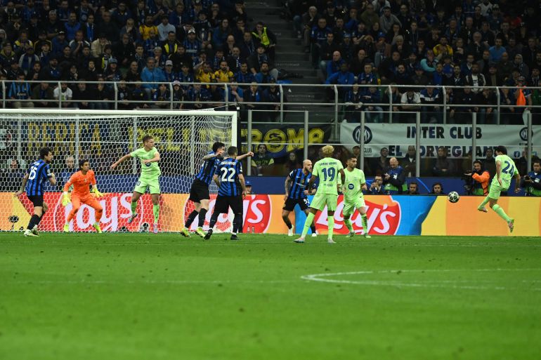 Barcelona's Spanish defender #24 Eric Garcia (R) scores his team's first goal during the UEFA Champions League semi-final second leg football match between Inter Milan and FC Barcelona at the San Siro stadium in Milan on May 6, 2025. (Photo by PIERO CRUCIATTI / AFP)