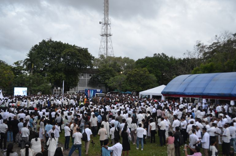 Thousands of Sri Lankans gathered at Fonseka's cremation on Monday, May 25, 2025 [Jeevan Ravindran/Al Jazeera]