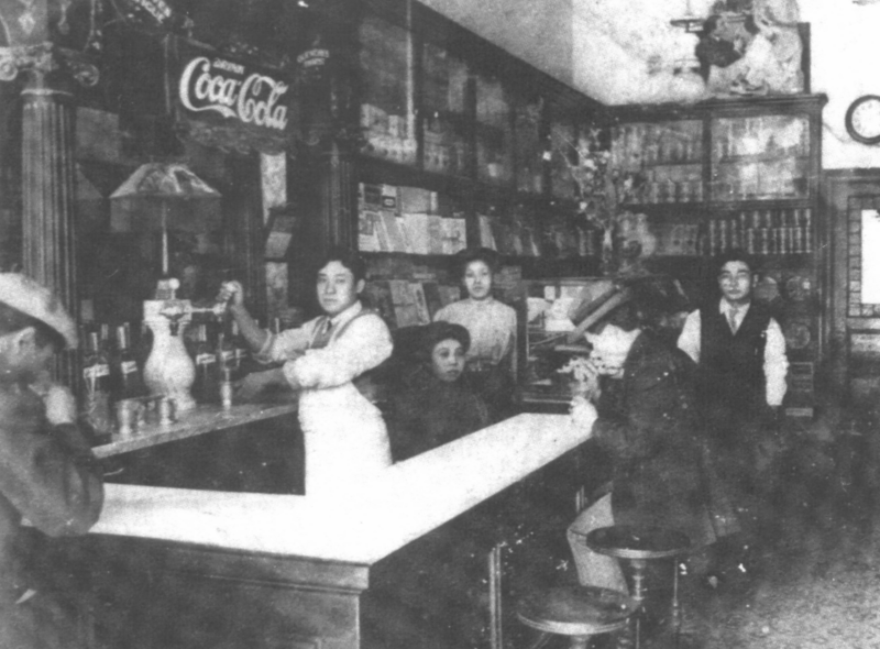 The counter at Fugetsu-Do in 1904.