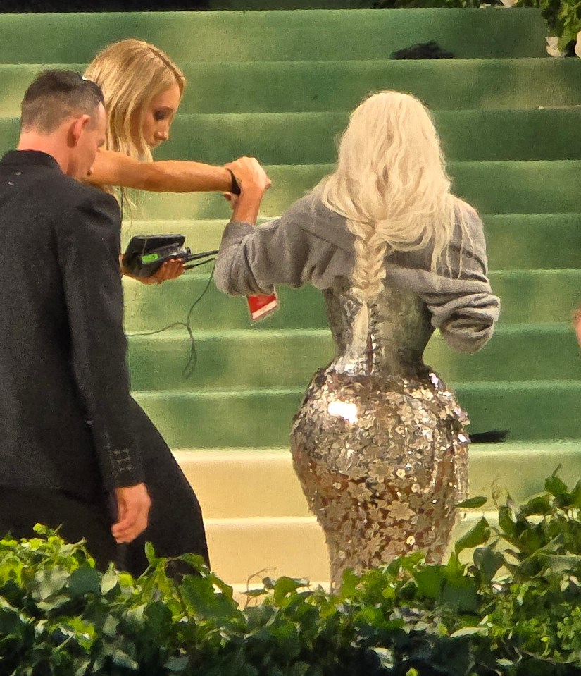 Kim Kardashian shows off her very small waist as it becomes the buzz of the Met Gala 2024 in New York City. Pictured: Kim Kardashian Ref: SPL10825404 060524 NON-EXCLUSIVE Picture by: SplashNews.com Splash News and Pictures **USE CHILD PIXELATED IMAGES OR FOOTAGE IF YOUR TERRITORY REQUIRES IT** USA: 310-525-5808 UK: 020 8126 1009 eamteam@shutterstock.com World Rights,
