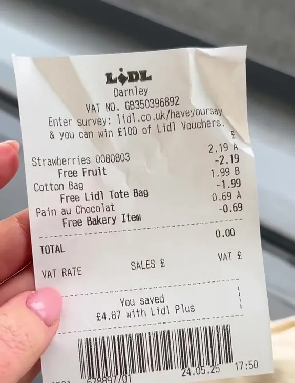 Lidl receipt showing free fruit, bag, and bakery item.