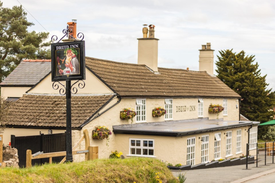Druid Inn pub sign and building in Gorsedd, Wales.