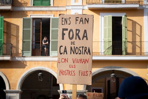 Image of sign from anti-tourist protest in Palma