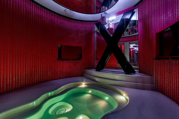 Secret
Suite Secret is a place full of eroticism that offers deep sensory and emotional stimulation. The room tells hidden desires and allows you to live your intimacy in a free and overwhelming way.

https://www.motelmoom.com/suite/secret/