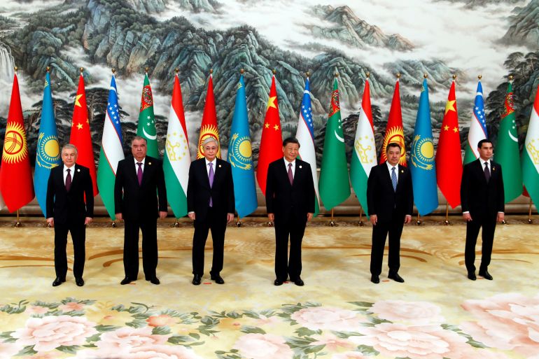 Chinese President Xi Jinping, Kazakhstan's President Kassym-Jomart Tokayev, Kyrgyzstan's President Sadyr Japarov, Tajikistan's President Emomali Rahmon, Turkmenistan's President Serdar Berdymukhamedov and Uzbekistan's President Shavkat Mirziyoyev pose for pictures at a group photo session during the China-Central Asia Summit in Xian, Shaanxi province, China May 19, 2023. REUTERS/Florence Lo/Pool