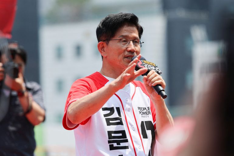 Kim Moon-soo, the presidential candidate for South Korea's conservative People Power Party, speaks during his election campaign rally in Seoul, South Korea, June 1, 2025. REUTERS/Go Nakamura