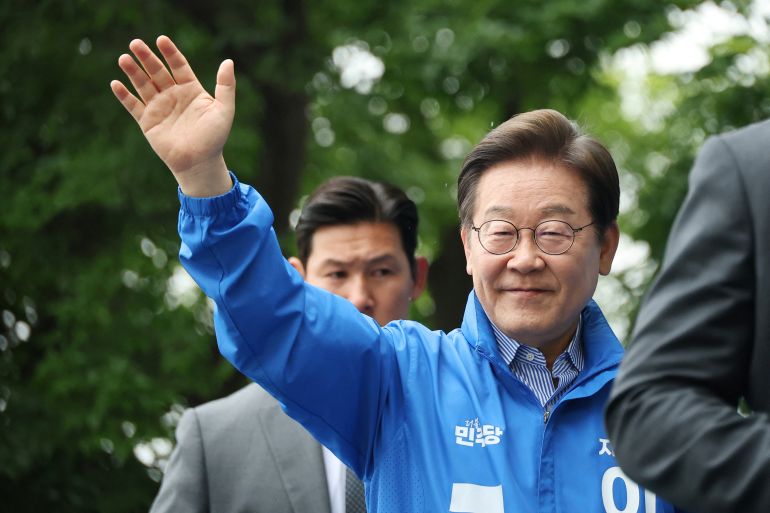 Lee Jae-myung, the presidential candidate for South Korea's Democratic Party, waves to his supporters while leaving an election campaign rally in Hanam, South Korea, June 2, 2025. REUTERS/Kim Hong-Ji