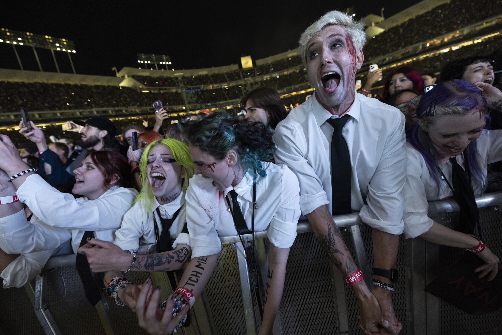 Fans react as My Chemical Romance performs