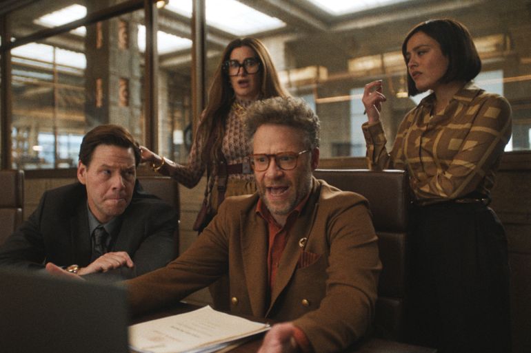 162 / 5,000 This image released by Apple TV+ shows Ike Barinholtz, from left, Kathryn Hahn, Chase Sui Wonders, and Seth Rogen in a scene from "The Studio."