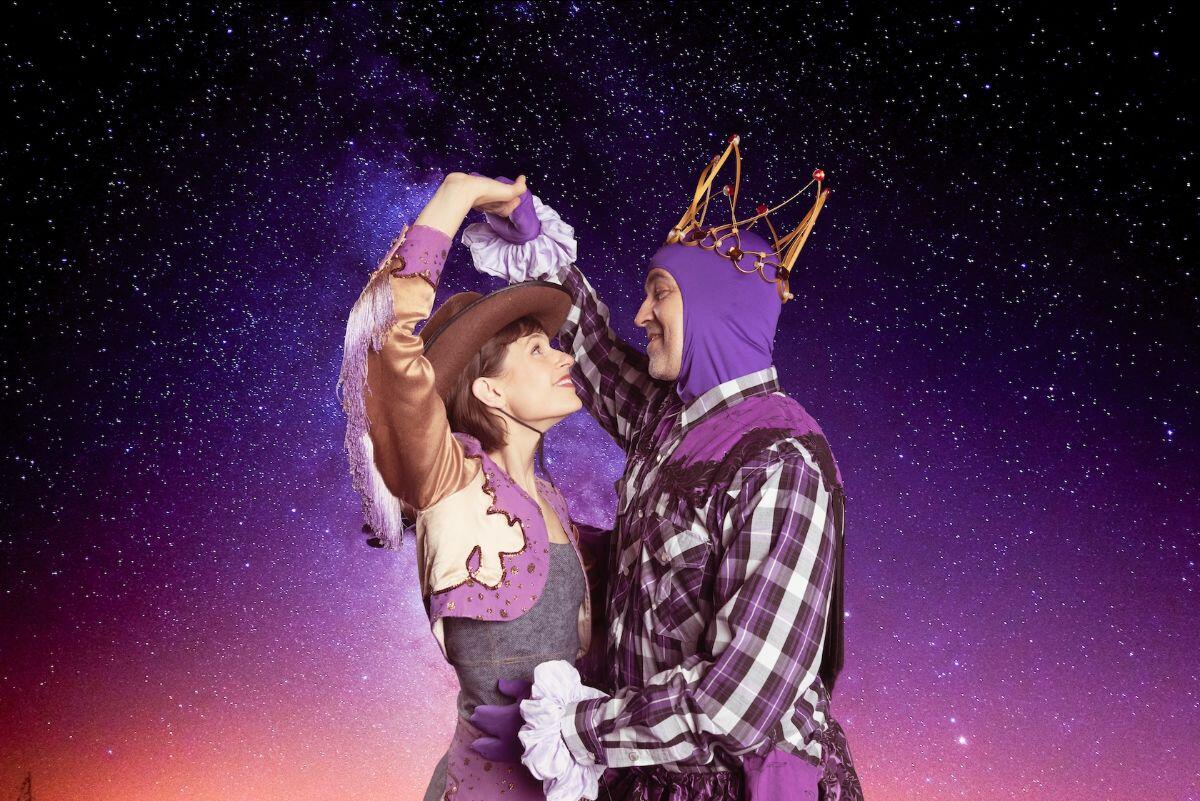 Actors dressed as a cowgirl and an alien king.