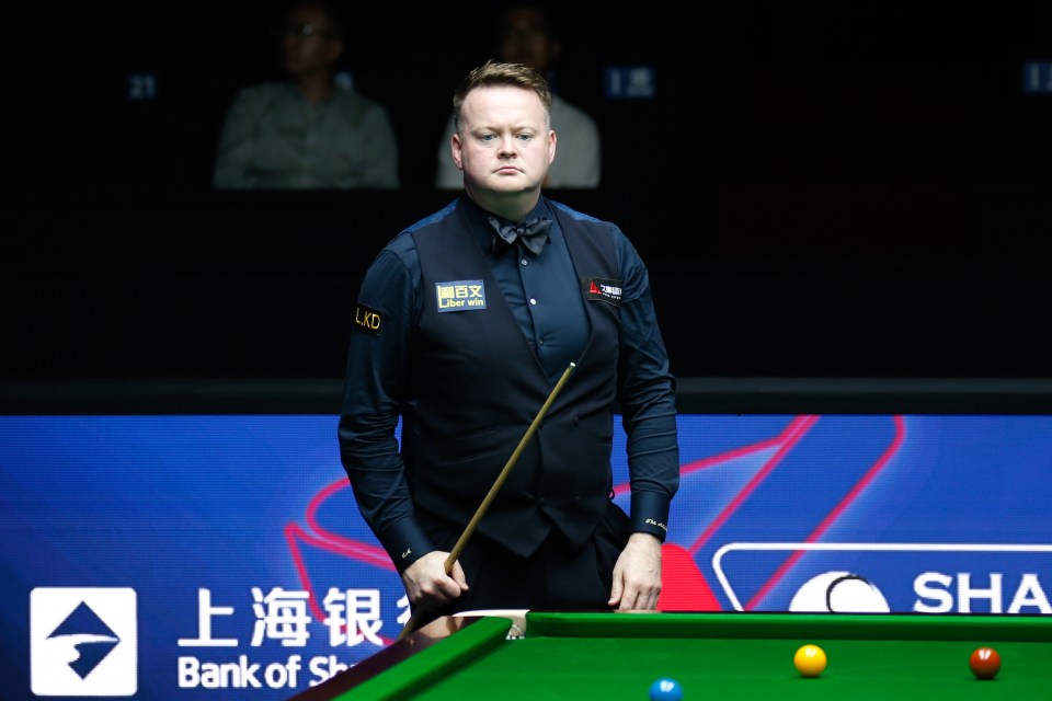 Shaun Murphy of England playing snooker.