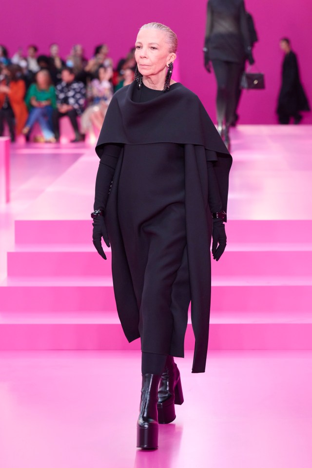 Penelope Tree modeling a black outfit at a fashion show.