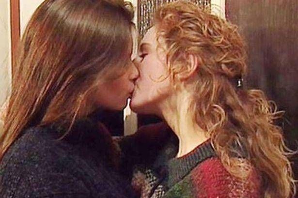 Anna Friel kiss