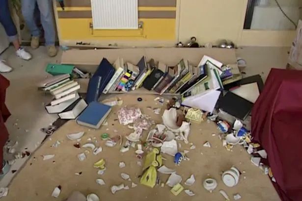 Hanging shelf collapses, destroying antiques teapot collection on Changing Rooms