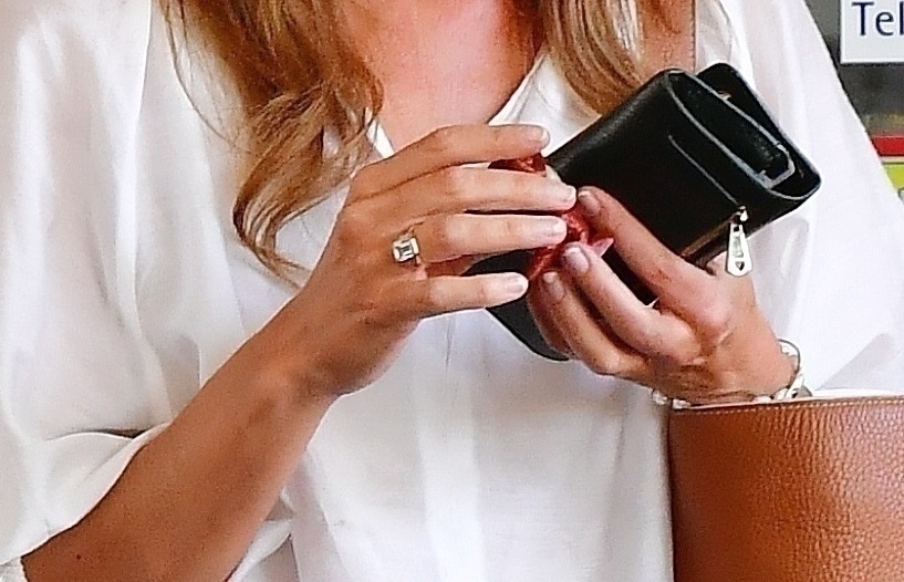 Cat Deeley's hand with wedding ring on her ring finger.