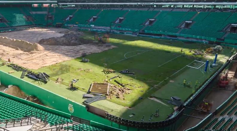 Estádio José Alvalade under construction.