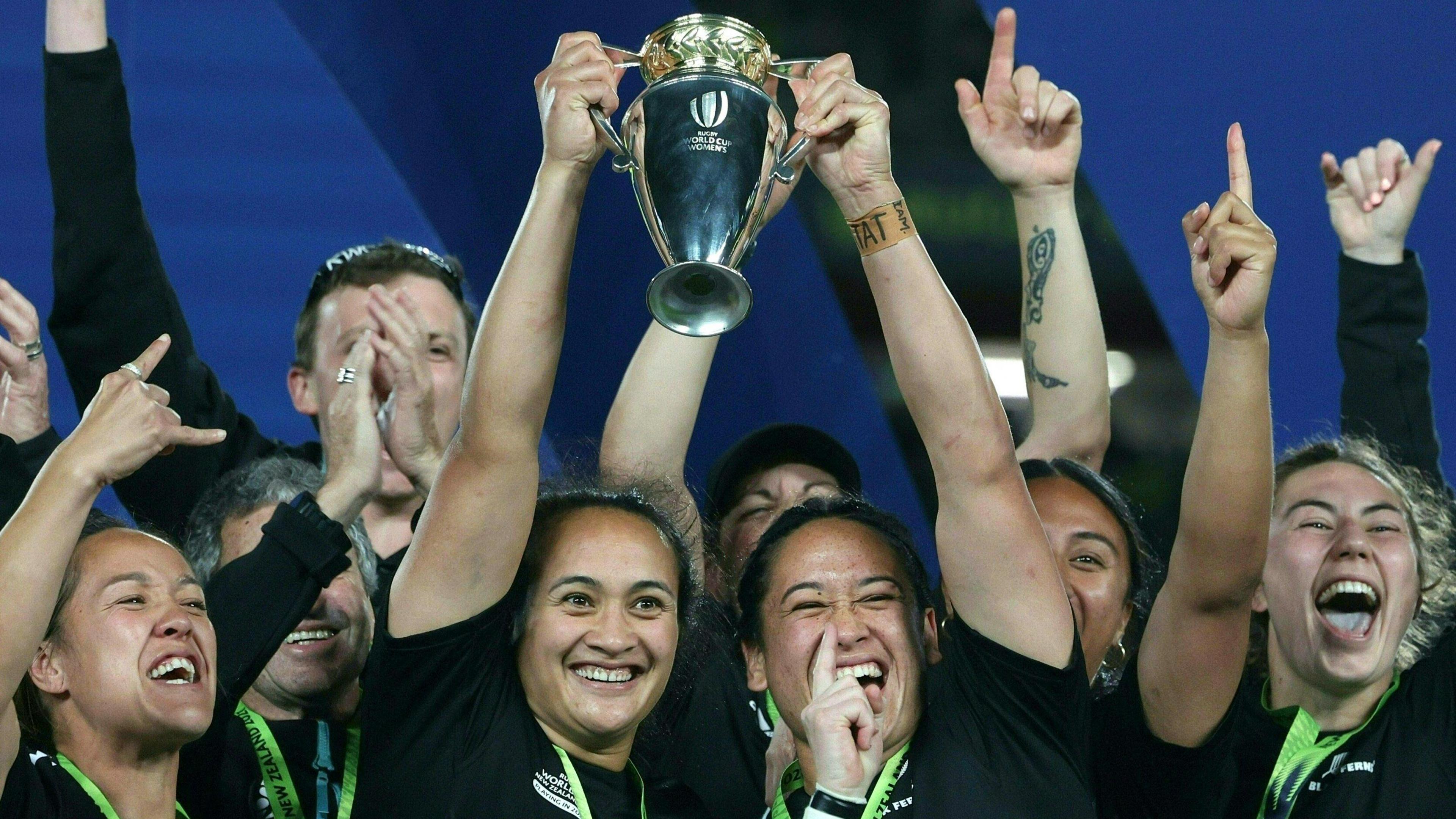 Kennedy Tukuafu lifts the World Cup with Ruahei Demant