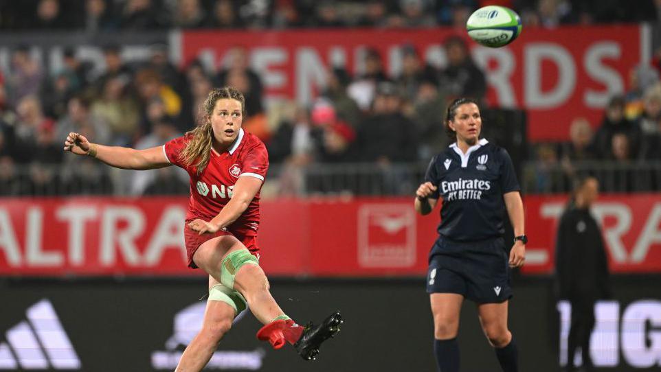 Sophie de Goede kicking for posts