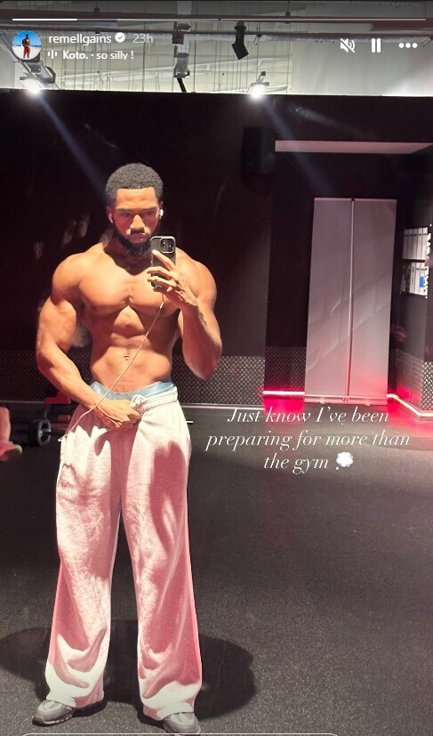 Selfie of a muscular man in pink sweatpants at the gym.