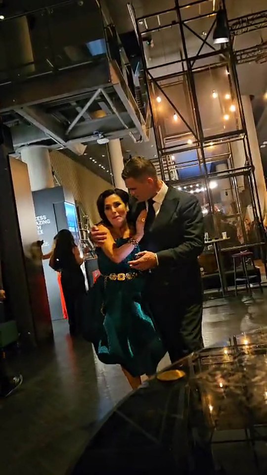 Jessie Wallace crying and being comforted by Scott Maslen at the National Television Awards.