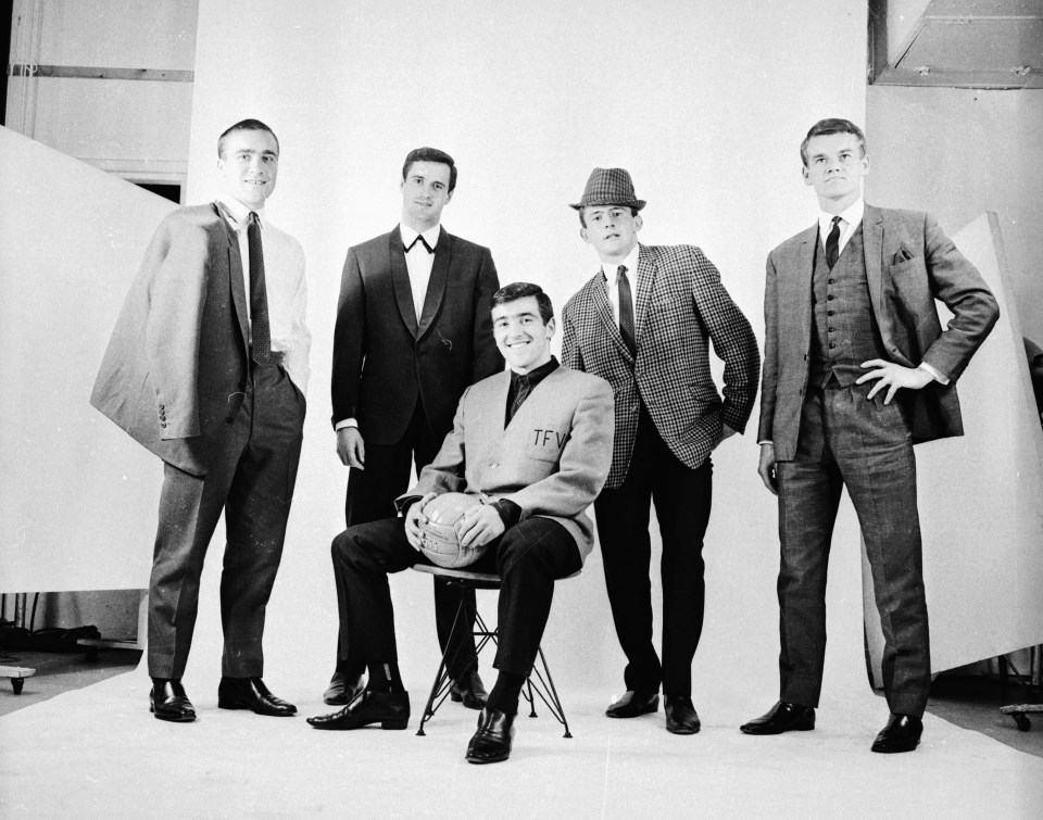John Hollins, Terry Venables, Ron Harris, George Graham, and Eddie McCreadie posed for a photo.